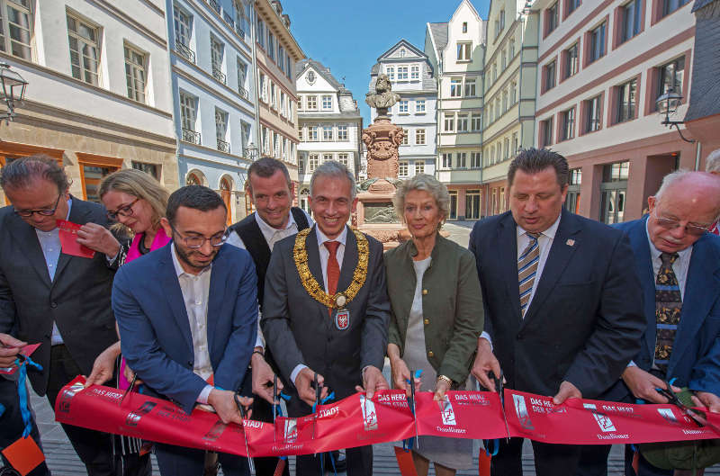 Peter Feldmann durchschneidet das Band zur Einweihung der neuen Altstadt mit Petra Roth, Mike Josef und Stephan Siegler (Foto: Stadt Frankfurt/Bernd Kammerer)