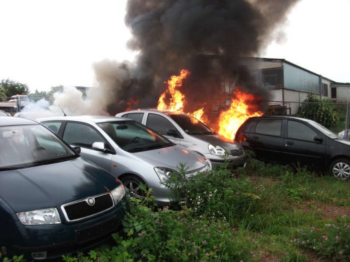 Mehrere PKW standen in Flammen (Foto: Feuerwehr Bad Kreuznach) Mehrere PKW standen in Flammen (Foto: Feuerwehr Bad Kreuznach)