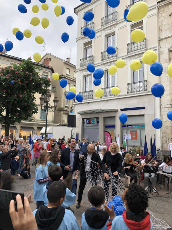 Dr. Heike Kaster-Meurer ließ Lufballons in den europäischen Farben Blau und Gelb/Gold in der Innenstadt fliegen (Foto: Stadtverwaltung Bad Kreuznach)