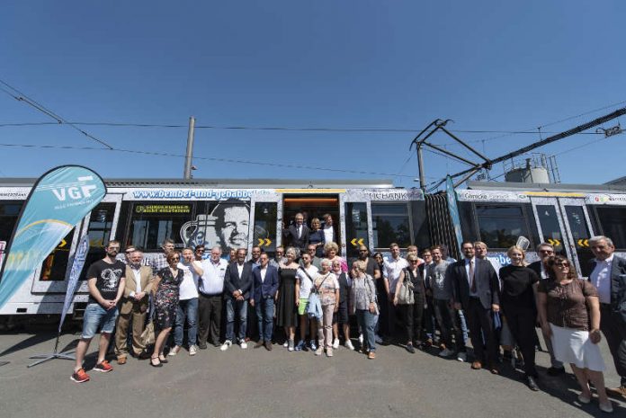 Gruppenbild: Präsentation der 'Bembel und Gebabbel Straßenbahn' (Foto: Stadt Frankfurt / Salome Rössler)