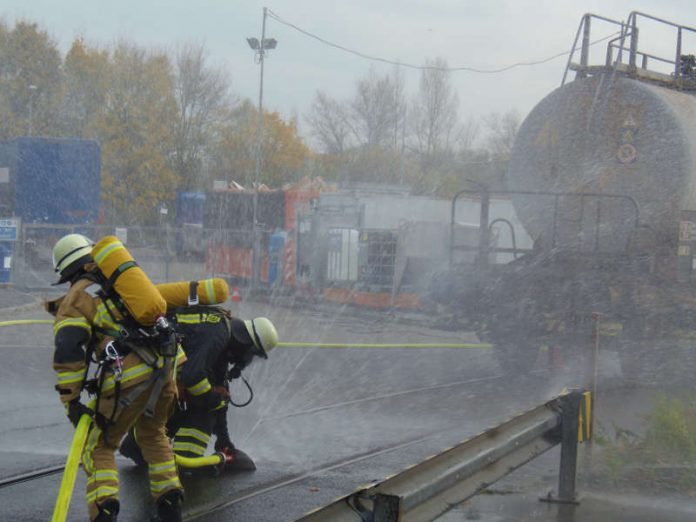 Südhessische Werkfeuerwehr bei einer Übung. (Foto: Regierungspräsidium Darmstadt) Südhessische Werkfeuerwehr bei einer Übung. (Foto: Regierungspräsidium Darmstadt)