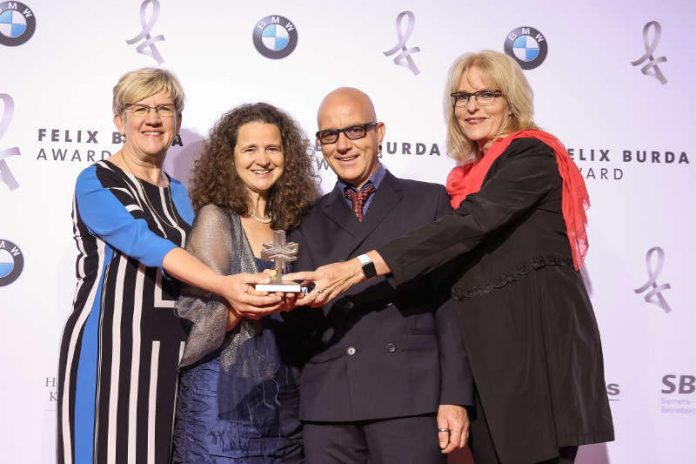 Umweltbürgermeisterin Felicitas Kubala mit dem Felix Burda Award und den Gesundheitskoordinatoren Christina Sandner, Thorsten Weingärtner und Martina Oswald (Foto: BrauerPhotos fuer Felix Burda Stiftung)