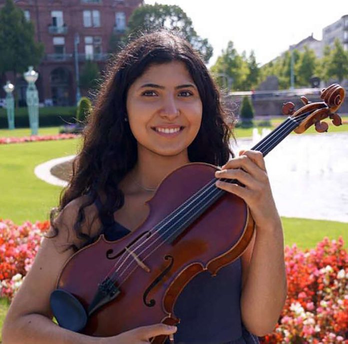 Die Römerbergerin Büsra Özkan freut sich über das Sparkassen-Musikstipendium.