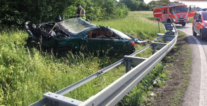 Der Fahrer wurde schwer verletzt (Foto: Feuerwehr Wiesbaden)