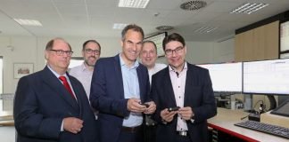 Landrat Seefeldt und Oberbürgermeister Hirsch gaben den Startschuss für die neue Technik (Foto: Norman Krauß)