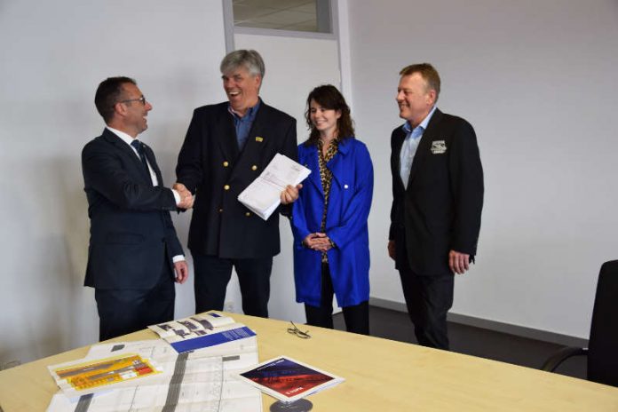 Große Freude bei OB Albrecht, Museumschef Layher, Vanessa Layher und Museumsleiter Michael Walter (v. l.) über die Baugenehmigung der Halle 3. (Foto: Stadtverwaltung Sinsheim) Große Freude bei OB Albrecht, Museumschef Layher, Vanessa Layher und Museumsleiter Michael Walter (v. l.) über die Baugenehmigung der Halle 3. (Foto: Stadtverwaltung Sinsheim)