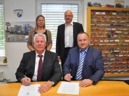 OB Kissel, Hempt-Geschäftsführer Enrico Finelli, Miriam Neumann (wfg) und Planer Uwe Hock freuen sich über den Vertragsabschluss. (Foto: Stadtverwaltung Worms)
