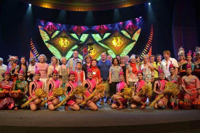 Theaterbesuch in Speyers Partnerstadt Ningde bei der letzten Bürgerreise nach China mit Bürgermeisterin Monika Kabs in der Mitte (Foto: Stadt Speyer) Theaterbesuch in Speyers Partnerstadt Ningde bei der letzten Bürgerreise nach China mit Bürgermeisterin Monika Kabs in der Mitte (Foto: Stadt Speyer)