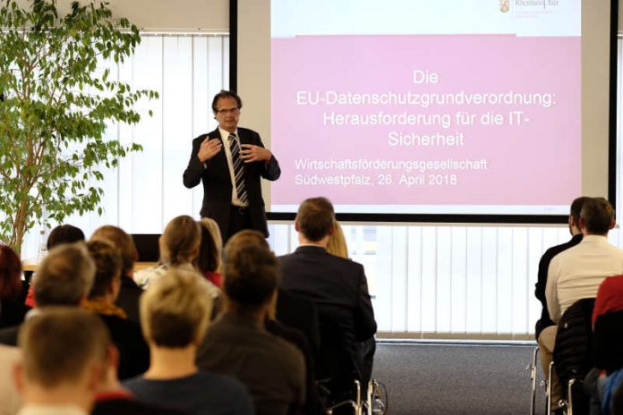 Der Vortrag von Guido Jost (Innenministerium Rheinland-Pfalz) zur EU-Datenschutz-Grundverordnung war frühzeitig ausgebucht und traf auf reges Interesse bei den Unternehmer der Südwestpfalz (Foto: Mario Moschel)
