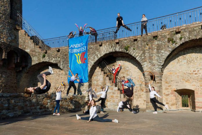 Das Landesturnfest macht auch Stadion auf der Burgruine Windeck (Foto: BTB / Bernd Hentschel)