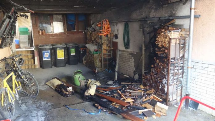 In Wiesbaden Frauenstein kam es heute morgen zu einem Brand, der durch einen defekten Akku eines E-Bikes verursacht wurde. (Foto: Feuerwehr Wiesbaden) In Wiesbaden Frauenstein kam es heute morgen zu einem Brand, der durch einen defekten Akku eines E-Bikes verursacht wurde. (Foto: Feuerwehr Wiesbaden)
