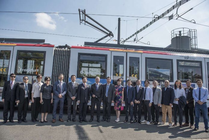 Gruppenbild bei der Einweihung der Frankfurt/Guangzhou-Freundschaftsbahn (Foto: Salome Rössler)