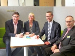 Oberbürgermeister Thomas Hirsch, Hauptgeschäftsführerin Heike Knapp (BARMER), Bürgermeister Dr. Maximilian Ingenthron und Regionalgeschäftsführer Rainer Endres (BARMER, v.l.n.r) sitzen Probe in einer der Beratungsboxen der neuen BARMER Geschäftsstelle in Landau. (Foto: BARMER)