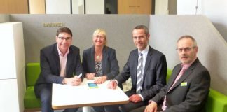 Oberbürgermeister Thomas Hirsch, Hauptgeschäftsführerin Heike Knapp (BARMER), Bürgermeister Dr. Maximilian Ingenthron und Regionalgeschäftsführer Rainer Endres (BARMER, v.l.n.r) sitzen Probe in einer der Beratungsboxen der neuen BARMER Geschäftsstelle in Landau. (Foto: BARMER)