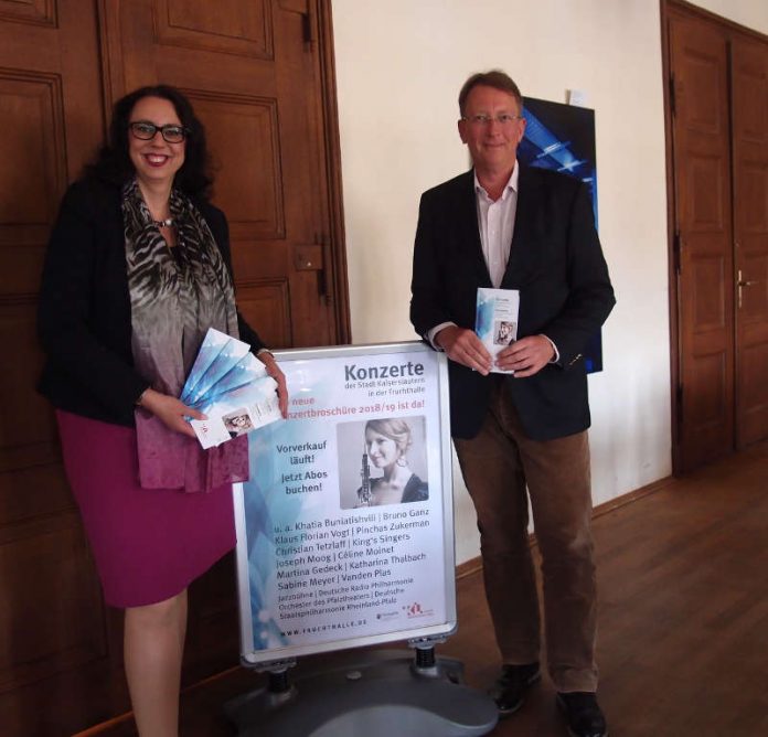 Bürgermeisterin Dr. Susanne Wimmer-Leonhardt und Dr. Christoph Dammann, Direktor des Referats Kultur der Stadt Kaiserslautern, stellen das Programm der Konzertsaison 2018/2019 in der Fruchthalle vor. (Foto: Stadt Kaiserslautern)