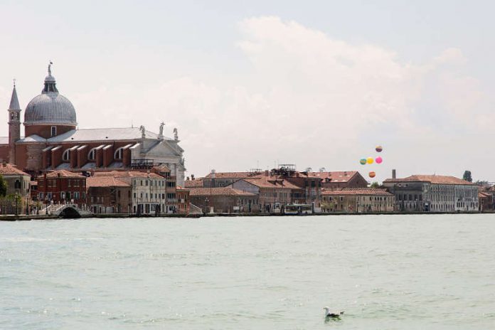 Venedig mit Giudecca im Hintergrund. Die Ballons zeigen den Standort der Multihallen-Ausstellung (Quelle: sbca, Bild: Christoph Engel)