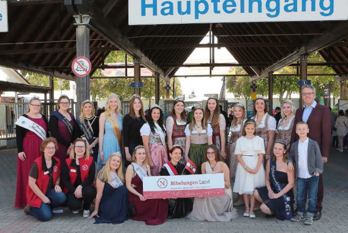 Die Hoheiten aus dem NibelungenLand mit Landrat Christian Engelhardt (rechts) und den Mitarbeiterinnen vom NibelungenLand (links) vor dem Haupteingang des Mannheimer Maimarkts. (Foto: RMH-Fototeam) Die Hoheiten aus dem NibelungenLand mit Landrat Christian Engelhardt (rechts) und den Mitarbeiterinnen vom NibelungenLand (links) vor dem Haupteingang des Mannheimer Maimarkts. (Foto: RMH-Fototeam)