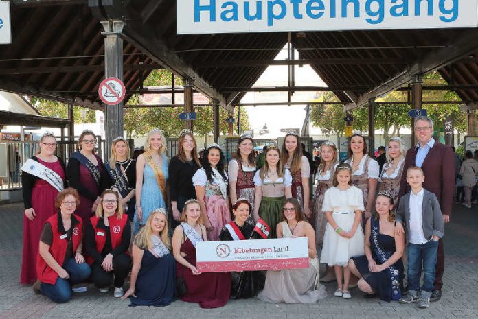 Die Hoheiten aus dem NibelungenLand mit Landrat Christian Engelhardt (rechts) und den Mitarbeiterinnen vom NibelungenLand (links) vor dem Haupteingang des Mannheimer Maimarkts. (Foto: RMH-Fototeam)