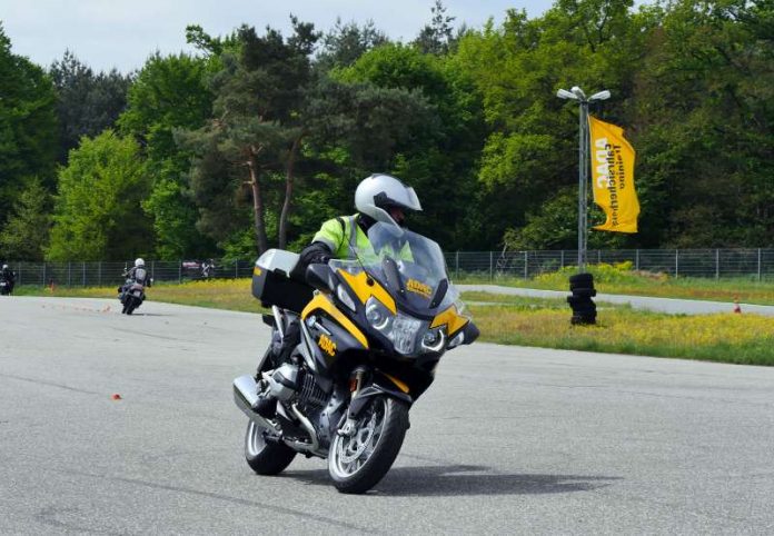 Stauberater Joachim Paul beim ADAC Fahrsicherheitstraining für Motorradfahrer, das vor jeder Saison absolviert werden muss. (Foto: ADAC Nordbaden e.V.)