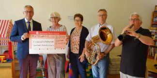 Spendenübergabe (v.l.): Andreas Ott, Sparkasse, Ulrike Nickel, Kinderschutzbund, Monika Lang, Kinderschutzbund, Bernard Welsch, Landesmusikrat RLP, Walter Kuhn, BRASSlive in der Region.