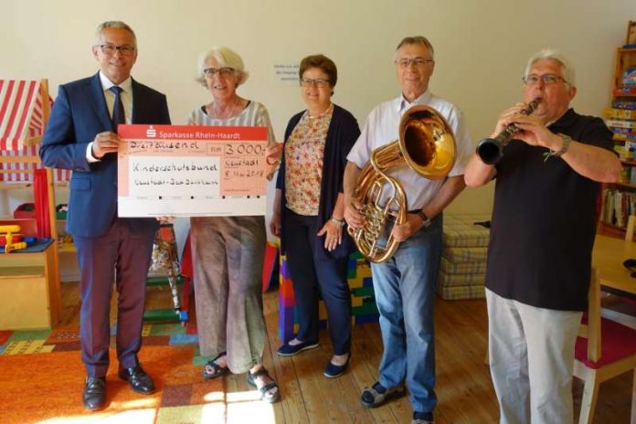 Spendenübergabe (v.l.): Andreas Ott, Sparkasse, Ulrike Nickel, Kinderschutzbund, Monika Lang, Kinderschutzbund, Bernard Welsch, Landesmusikrat RLP, Walter Kuhn, BRASSlive in der Region. Spendenübergabe (v.l.): Andreas Ott, Sparkasse, Ulrike Nickel, Kinderschutzbund, Monika Lang, Kinderschutzbund, Bernard Welsch, Landesmusikrat RLP, Walter Kuhn, BRASSlive in der Region.