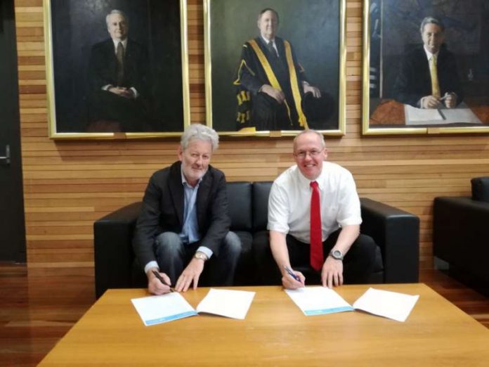 v.l.: Professor Robert Elliot (Pro Vice-Chancellor International and Quality, USC) und Professor Dr. Andreas Gissel (Vizepräsidenten für Internationale Angelegenheiten der Hochschule Ludwigshafen) bei der Vertragsunterzeichnung. (Foto: Hochschule Ludwigshafen)