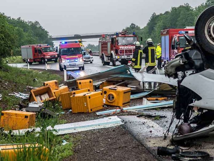 Der Fahrer wurde schwerverletzt (Foto: Helmut Dell) Der Fahrer wurde schwerverletzt (Foto: Helmut Dell)