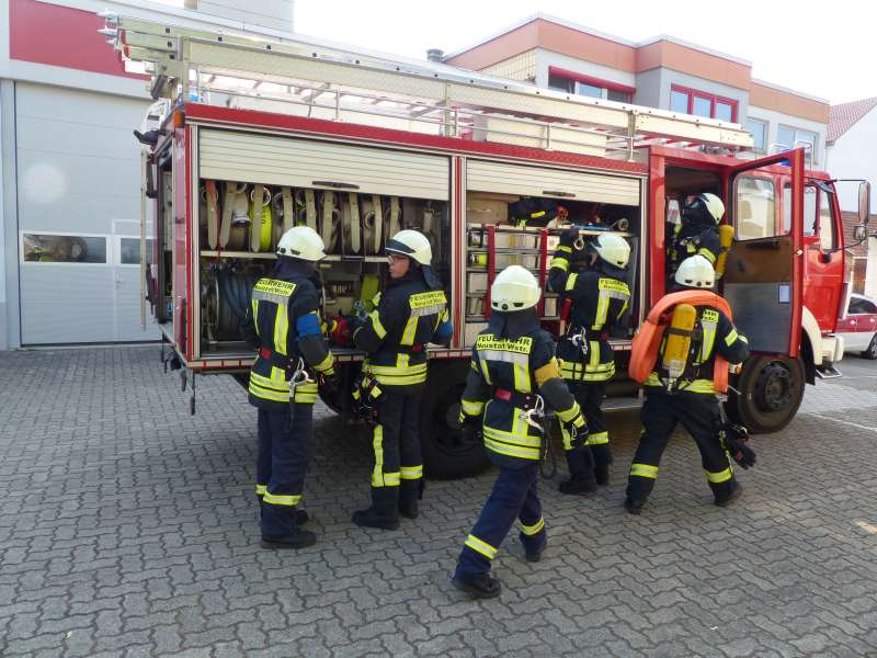Aufbau eines Löscheinsatzes (Foto: Feuerwehr Neustadt)