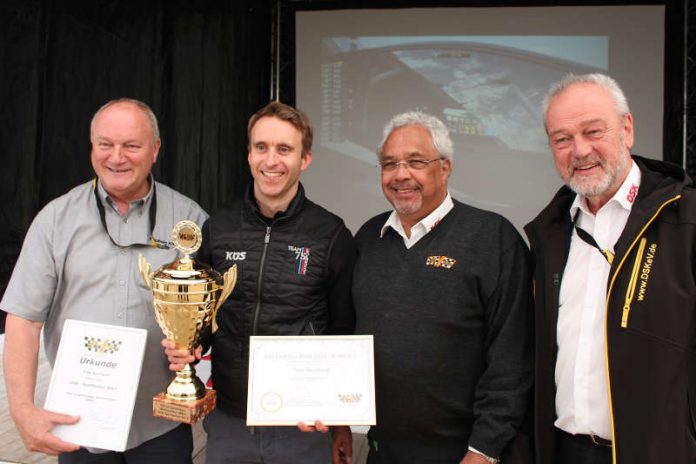 WEC-Weltmeister Timo Bernhard (zweiter von links) wurde vom DSK auf dem Nürburgring mit dem DSK-Sportpokal 2017 geehrt (Foto: Martin Sonnick)