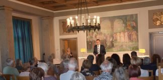 Bürgermeister und Kulturdezernent Dr. Maximilian Ingenthron begrüßte die Besucherinnen und Besucher der Gedenkveranstaltung zur Bücherverbrennung der Nationalsozialisten im Empfangssaal des Landauer Rathauses. (Foto: Stadt Landau in der Pfalz)