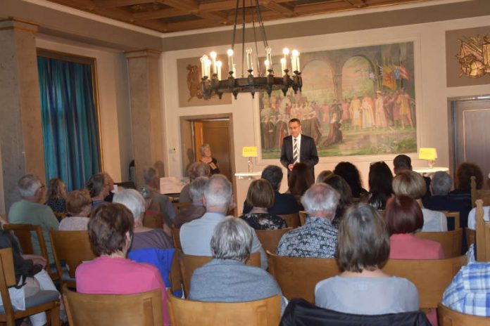 Bürgermeister und Kulturdezernent Dr. Maximilian Ingenthron begrüßte die Besucherinnen und Besucher der Gedenkveranstaltung zur Bücherverbrennung der Nationalsozialisten im Empfangssaal des Landauer Rathauses. (Foto: Stadt Landau in der Pfalz)