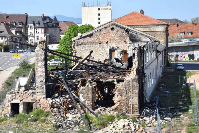 Die Brandruine in der Landauer Paul-von-Denis-Straße, die in der kommenden Woche abgerissen werden soll. (Foto: Stadt Landau in der Pfalz)
