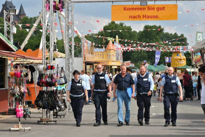 Abteilungsleiter Stefan Laskowski (Mitte) beim Rundgang mit dem Einsatzteam. (Foto: Stadtverwaltung Worms)