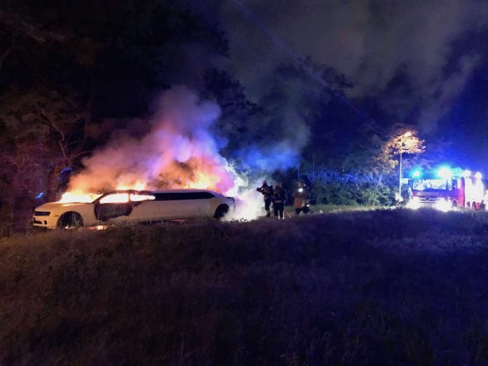 Die Stretchlimousine brannte aus (Foto: Feuerwehr Brühl)