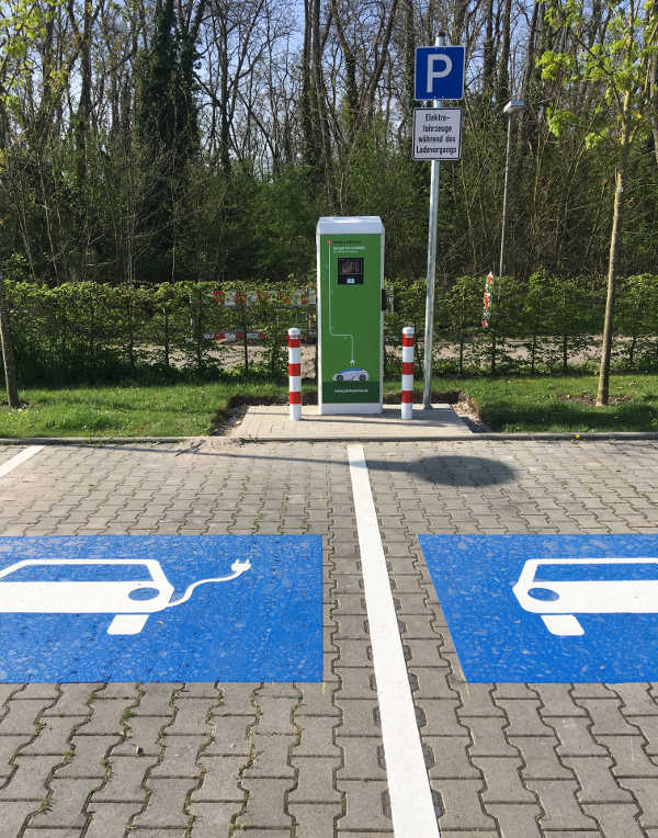 Ladesäule am Parkplatz des Kreisbades Heidespaß (Foto: Kreisverwaltung Rhein-Pfalz-Kreis)