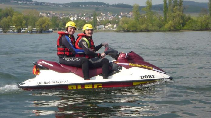 Zwei DLRG-Helfer auf einem Rescue Water Craft (Foto: DLRG Bad Kreuznach)