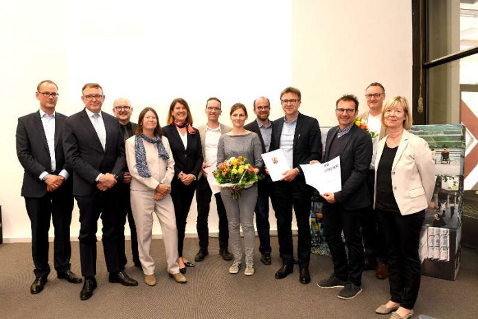 Bei der Preisverleihung im Mainzer Zentrum Baukultur übergaben Johanna Coleman, Geschäftsführerin BASF Wohnen + Bauen GmbH, Umweltministerin Ulrike Höfken und Finanz- und Bauministerin Doris Ahnen sechs Auszeichnungen über insgesamt 60.000 Euro. (Foto: BASF Wohnen + Bauen / Schäfer)