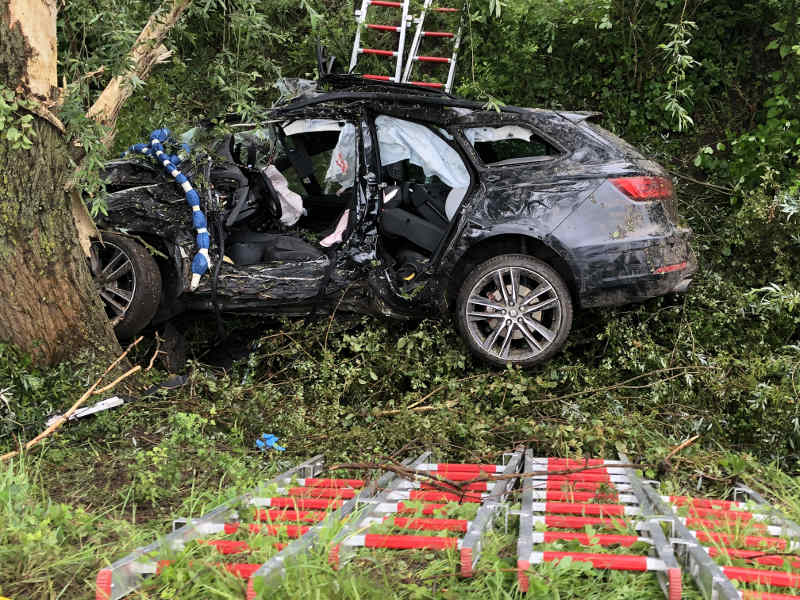 Der alleinbeteiligte PKW (Foto: Feuerwehr Neustadt)