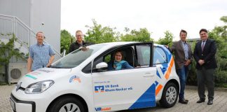 Manuel Hartmann, Johannes Weiland, Gertrud Bedersdorfer, Werkstattleiter Andreas Bolz, VR-Bank-Vorstandsmitglied Michael Mechtel. (Foto: VR Bank Rhein-Neckar eG)