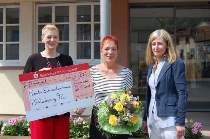 Annette Assel (li) überreicht der glücklichen Gewinnerin Monika Schwestermann den Gewinn (Foto: Sparkasse Rhein-Haardt) Annette Assel (li) überreicht der glücklichen Gewinnerin Monika Schwestermann den Gewinn (Foto: Sparkasse Rhein-Haardt)