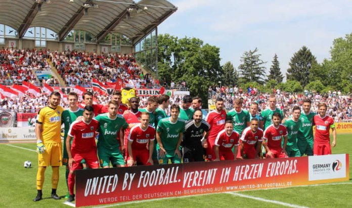 UNITED BY FOOTBALL: Die beiden Finalteilnehmer vereint vor dem Anpfiff. (Foto: SWFV)