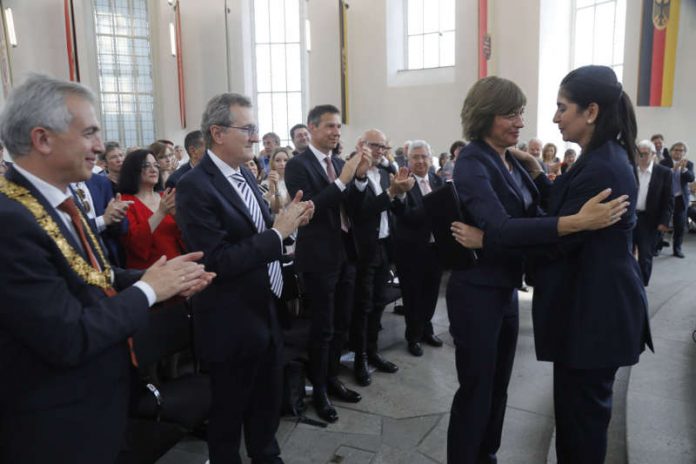 Preisrichterin Maybrit Illner gratuliert Souad Mekhennet (Foto_Maik Reuss (Foto: Maik Reuss) Preisrichterin Maybrit Illner gratuliert Souad Mekhennet (Foto_Maik Reuss (Foto: Maik Reuss)