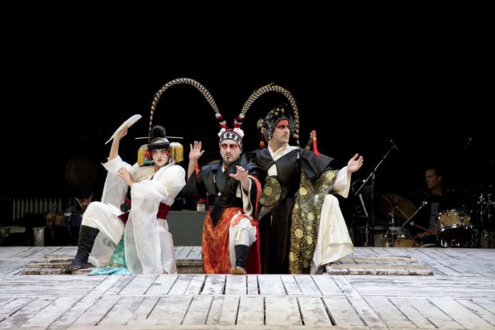 „Der gute Mensch von Sezuan“ (Schauspiel) mit Blanka Mészáros, István Dankó, Béla Mészáros als Götter (Foto: Sebastian Bühler)