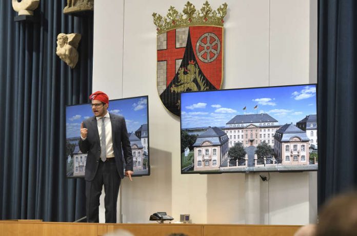 Ein besonderer Höhepunkt wird um 13:30 Uhr und 16:30 Uhr stattfinden: Der Mainzer Schauspieler Tino Leo schlüpft in seinem Ein-Mann-Theaterstück „Der Freiheitsbaum“ in die Rollen verschiedener Protagonisten der Mainzer Republik und verkörpert darin den Mut der frühen Demokraten auf dem Gebiet des heutigen Rheinland-Pfalz. (Foto: Landtag Rheinland-Pfalz/Torsten Silz)