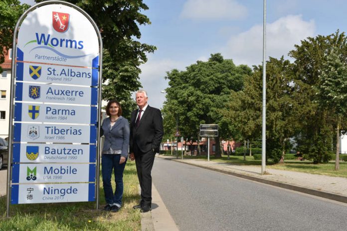 Tatjana Lösch und OB Michael Kissel begutachten das neue Stadteingangsschild aus Richtung Hessen kommend. (Foto: Stadtverwaltung Worms)