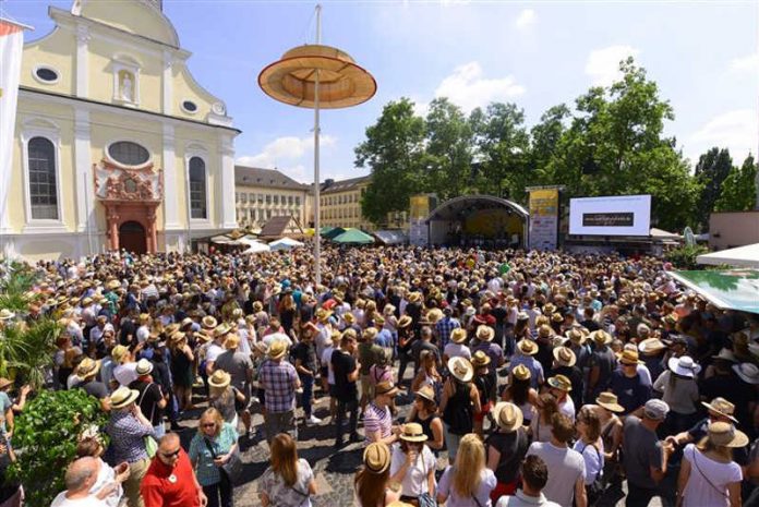 Strohhutfest (Foto: Pressestelle Stadt Frankenthal/M. Schnorr)