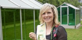 Grüne-Soße-Königin Susanne I. kostet Grüne Soße (Foto: Umweltamt/Stefan Cop)