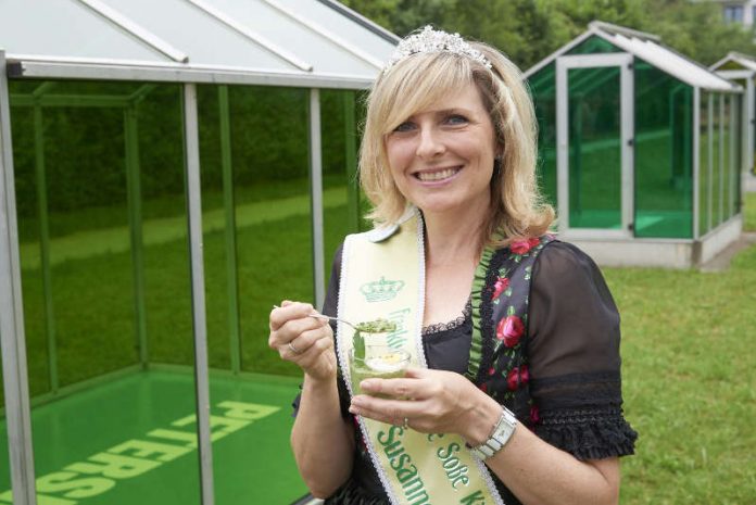 Grüne-Soße-Königin Susanne I. kostet Grüne Soße (Foto: Umweltamt/Stefan Cop)