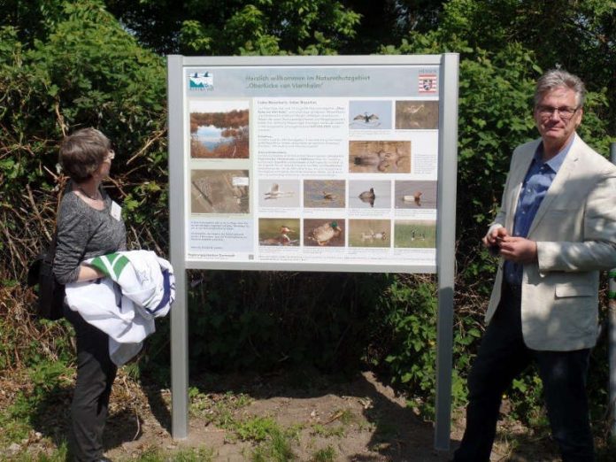 Vorstellung der neuen Informationstafel (Foto: Stadtverwaltung Viernheim)