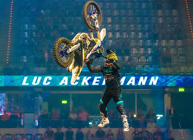 Luc Ackermann gewann die NIGHT of the JUMPs in Mannheim (Foto: Helmut Dell)